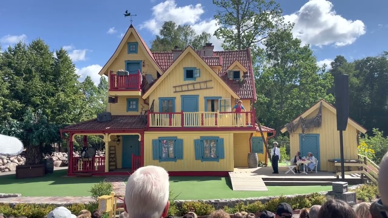 Pippi leker kull med poliser- Astrid Lindgrens Värld 2022