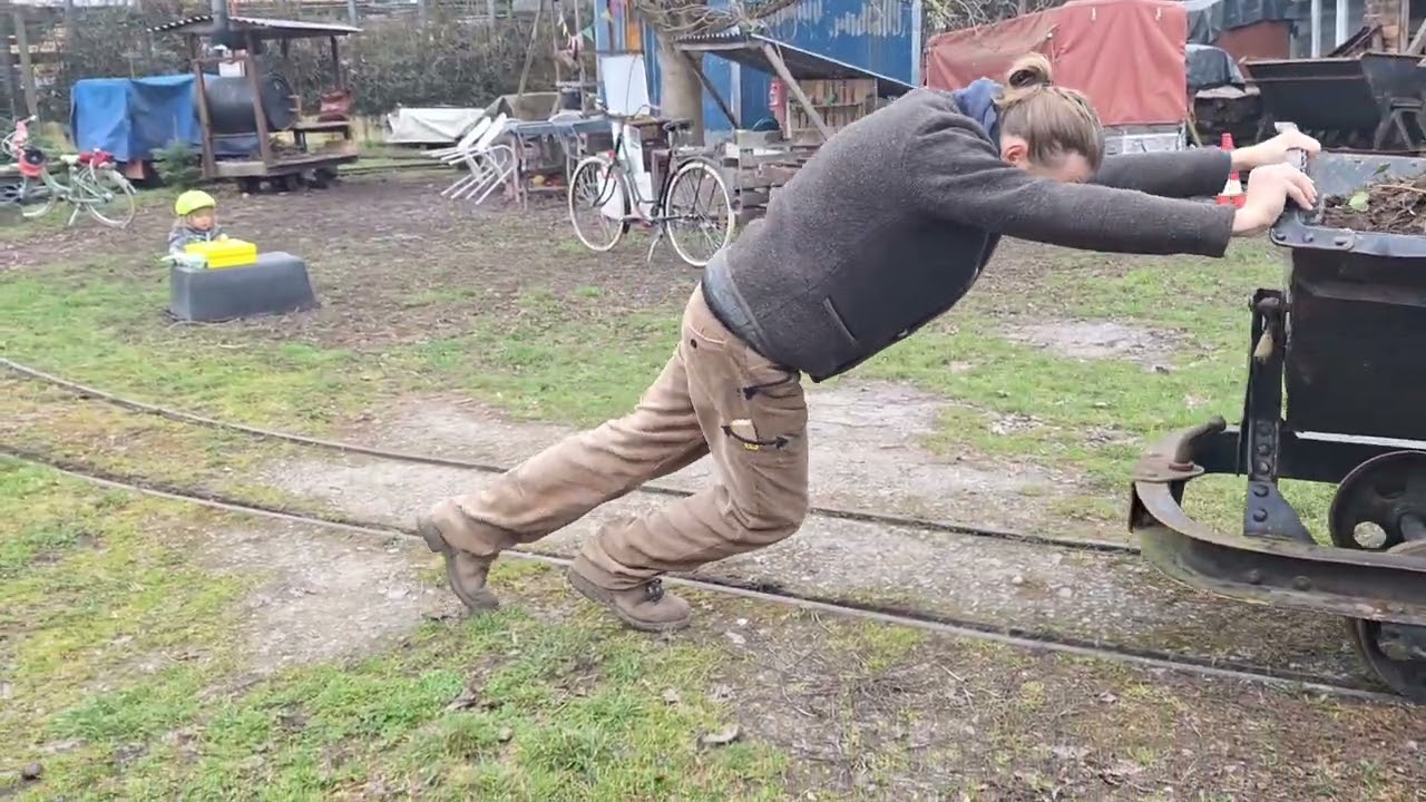 Mit der Akkulok und Kipplore zum Arbeitseinsatz