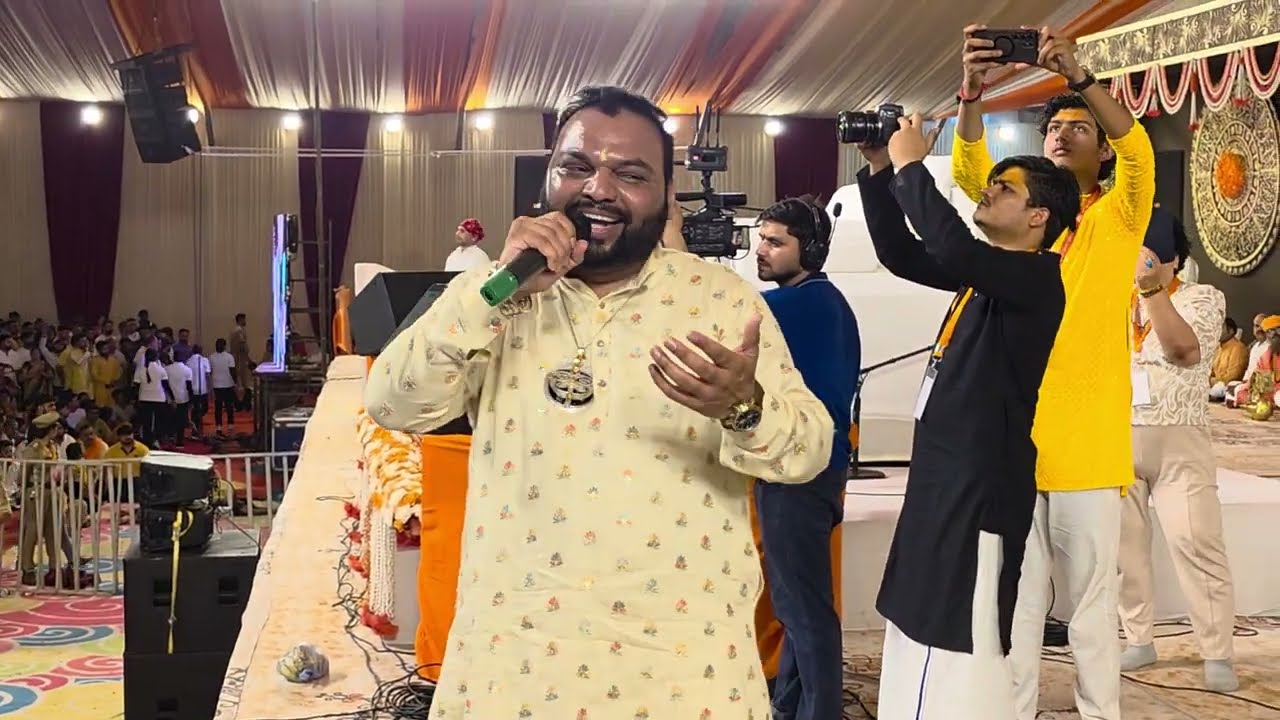 कन्हैया मित्तल के भजन हुकुम सरकार का मानना पड़ेगा, पर झूमे लाखों मेरठवासी।