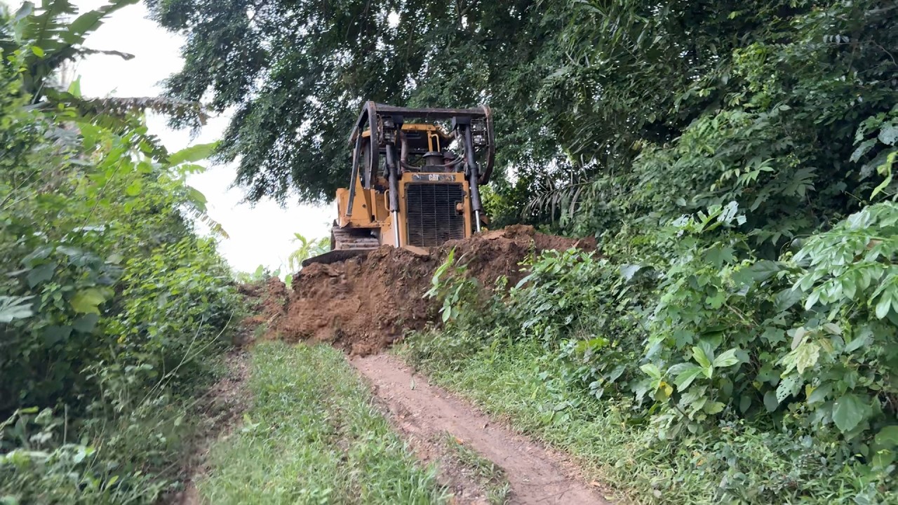 CAT D6R XL Bulldozer: The Ideal Machine for Building New Roads
