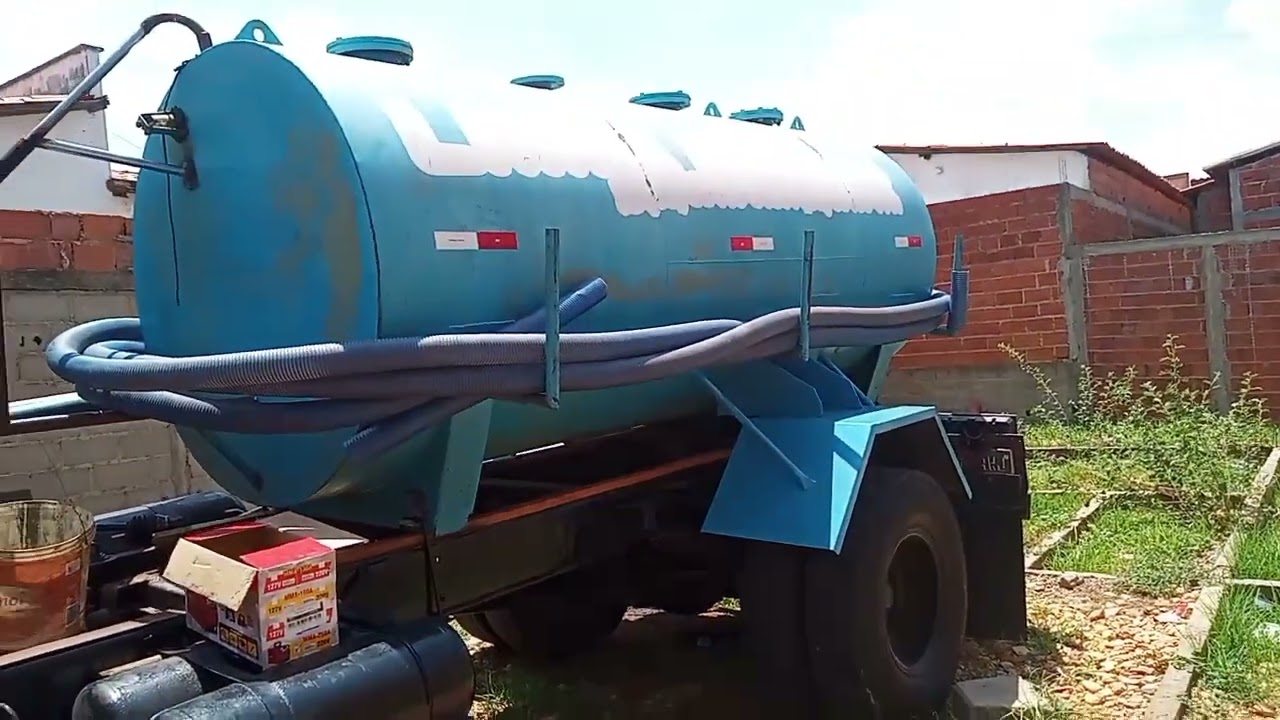 como e a vida sofrida de quem trabalha com caminhão limpa fossa caixa de  macha quebrada