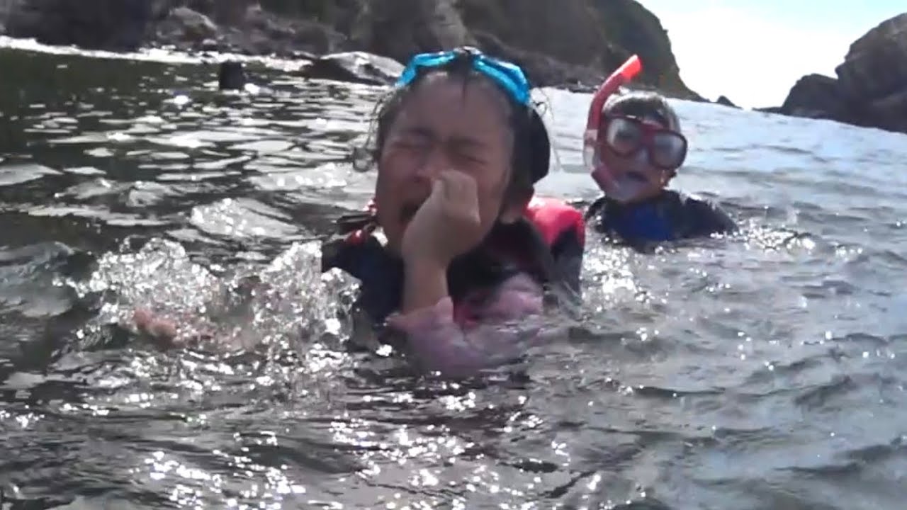 【海水浴】子供達初めてクラゲに刺され大パニック！！ライフジャケットやクラゲ対策がどれだけ重要かわかる動画