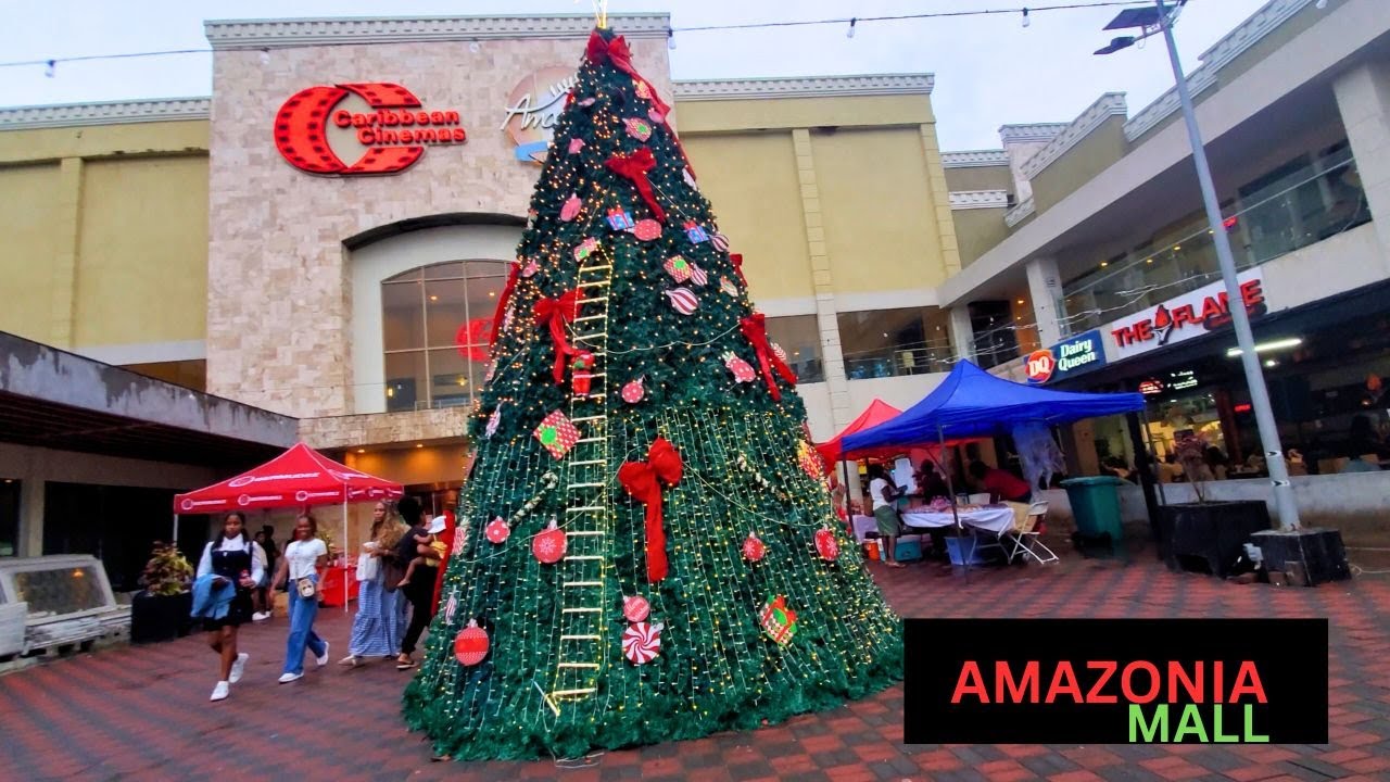 Рождественская атмосфера в торговом центре Amazonia Mall, Гайана: покупки подарков.