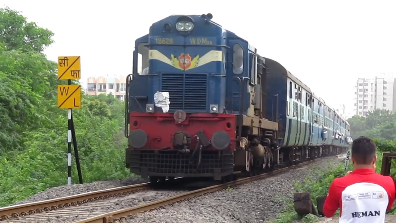OLDIE Alco VTA WDM3A 18628 with 59207/ Bhavnagar--Okha passenger
