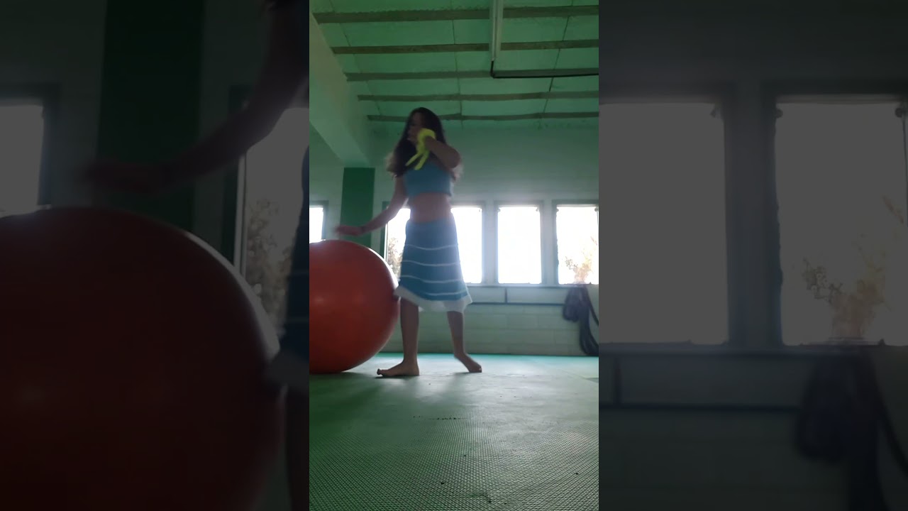 brincando com a bola de pilates