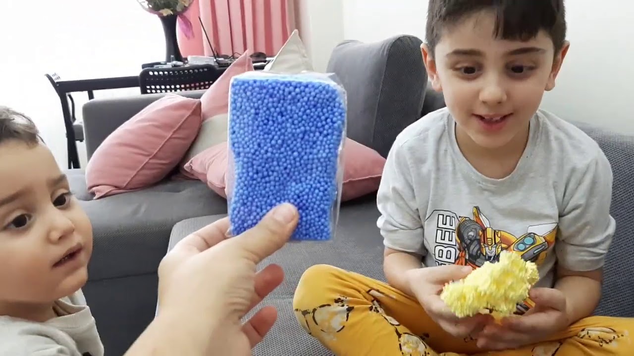EFE İLE YUSUF EMİR KÖPÜK SLİME İLE OYNADI. لعبت EFE ويوسف أمير كبوك مع Slime.