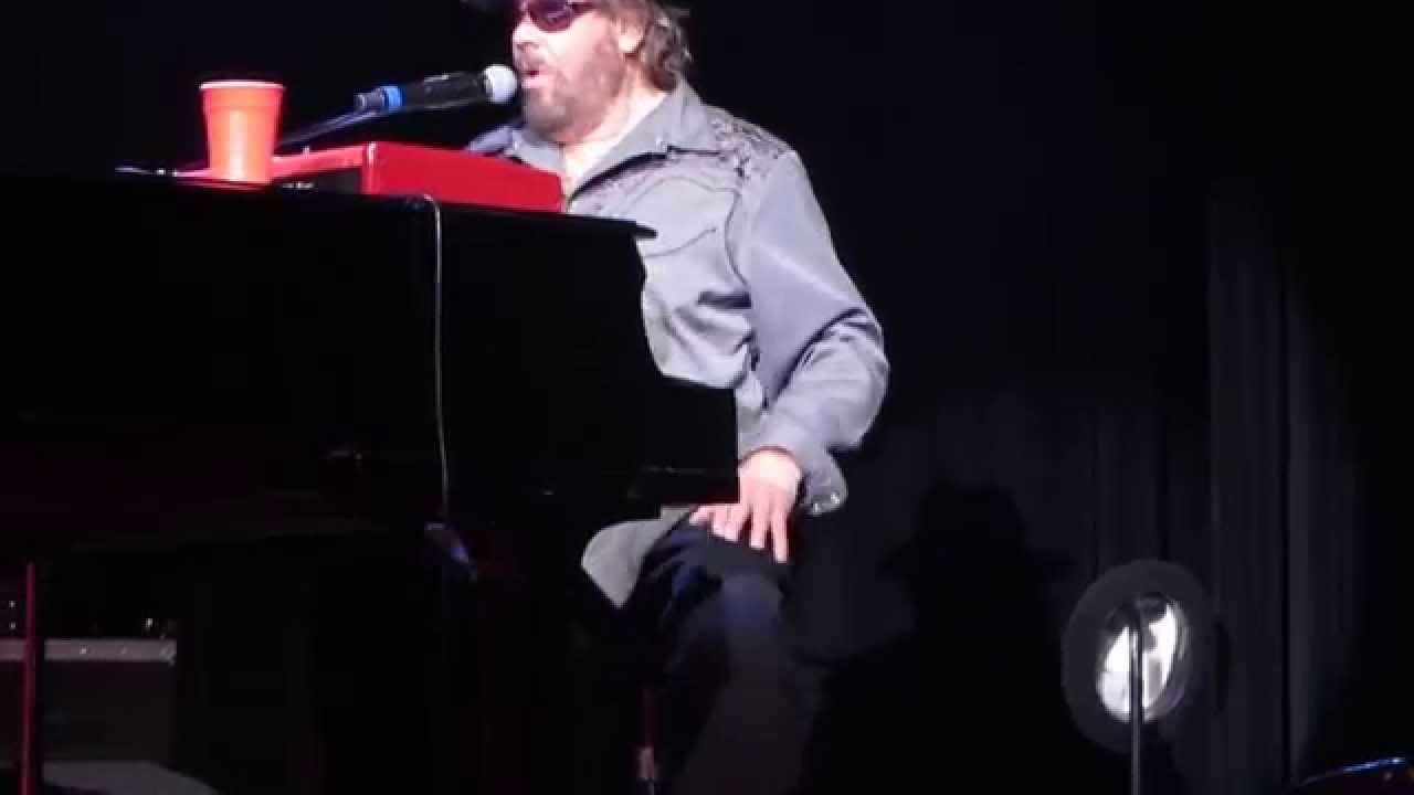 Hank Williams Jr. playing whole lot shaking going on.