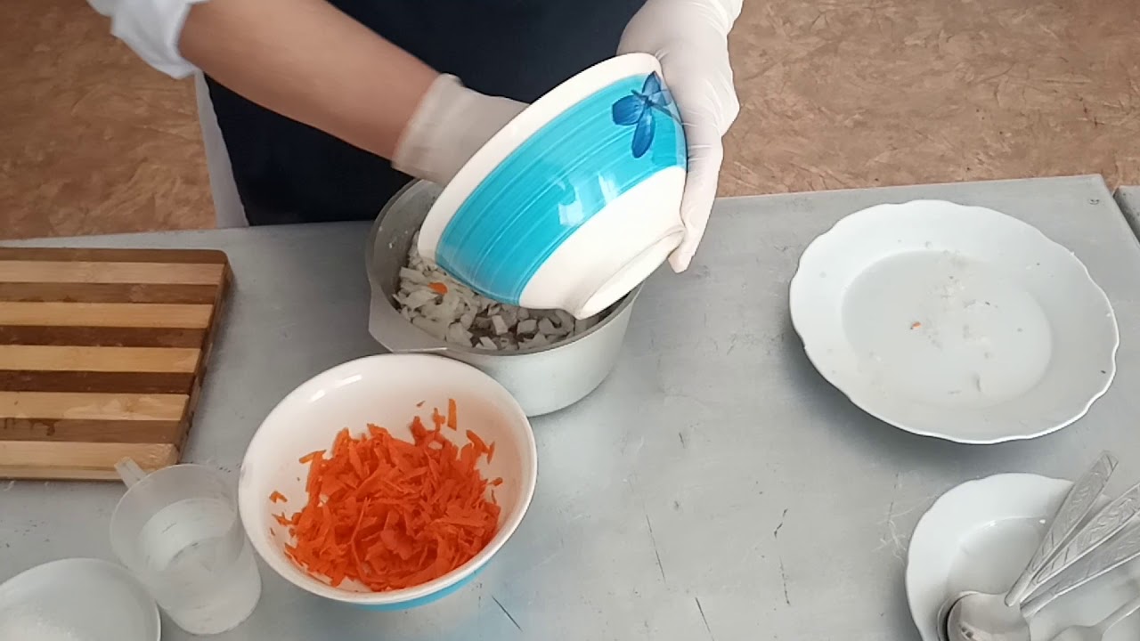 Риба тушкована в томаті з овочами