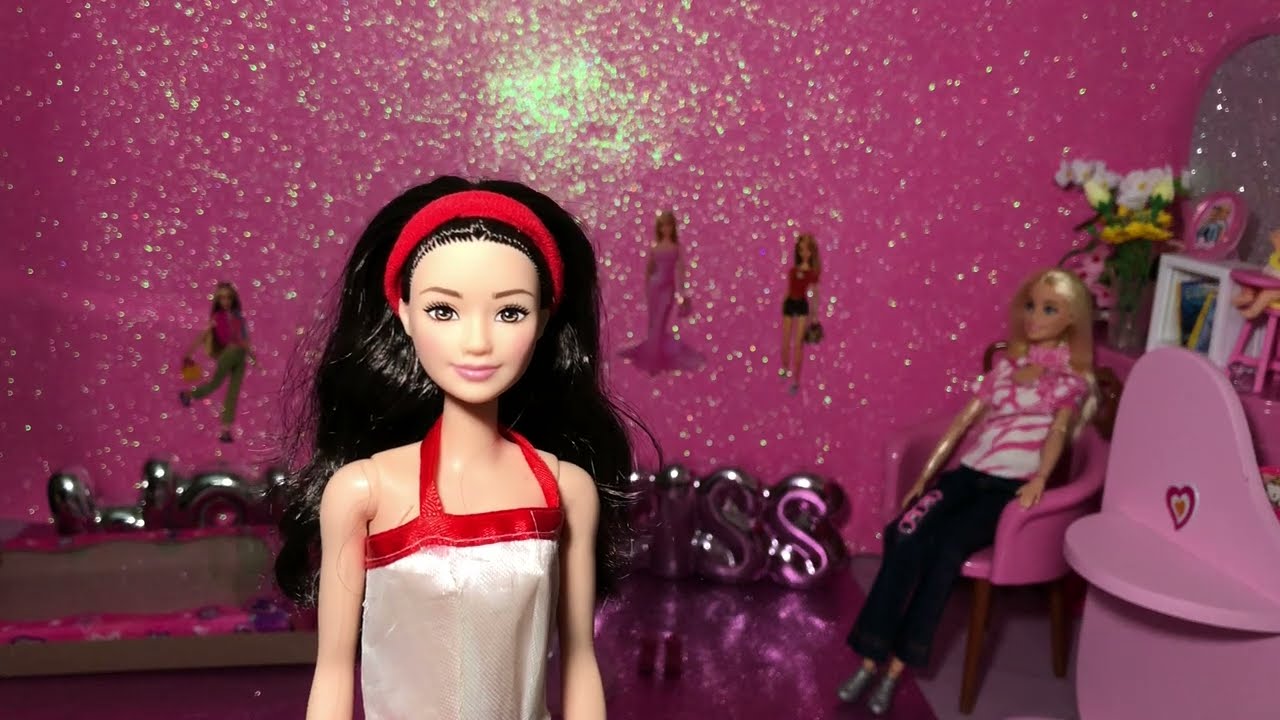 Vistiendo a una Barbie con un pack de ropita!!