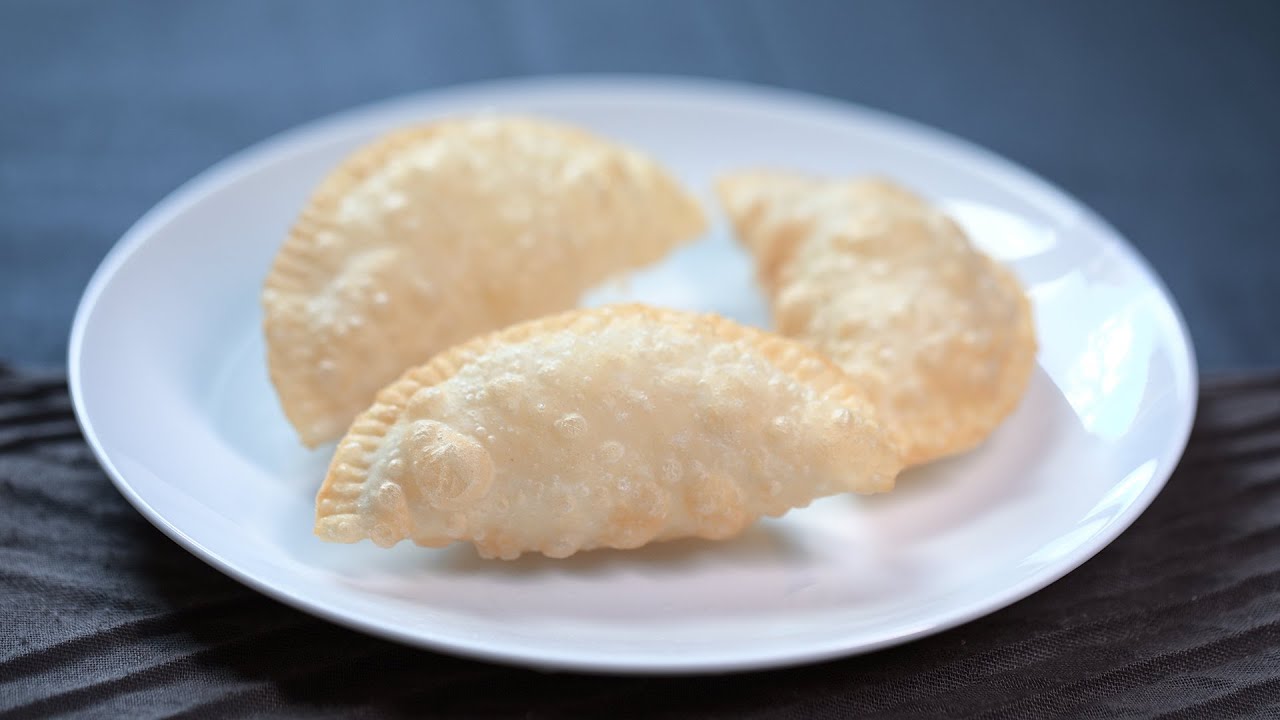Simple steps on how to make fresh Coconut Samosa.