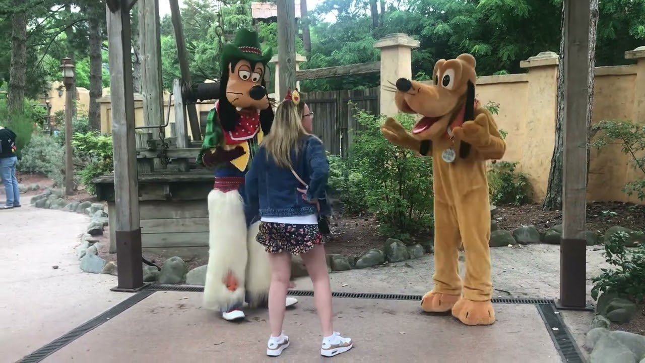 FIRST MEET + GREET AFTER COVID | MEETING PLUTO AND GOOFY