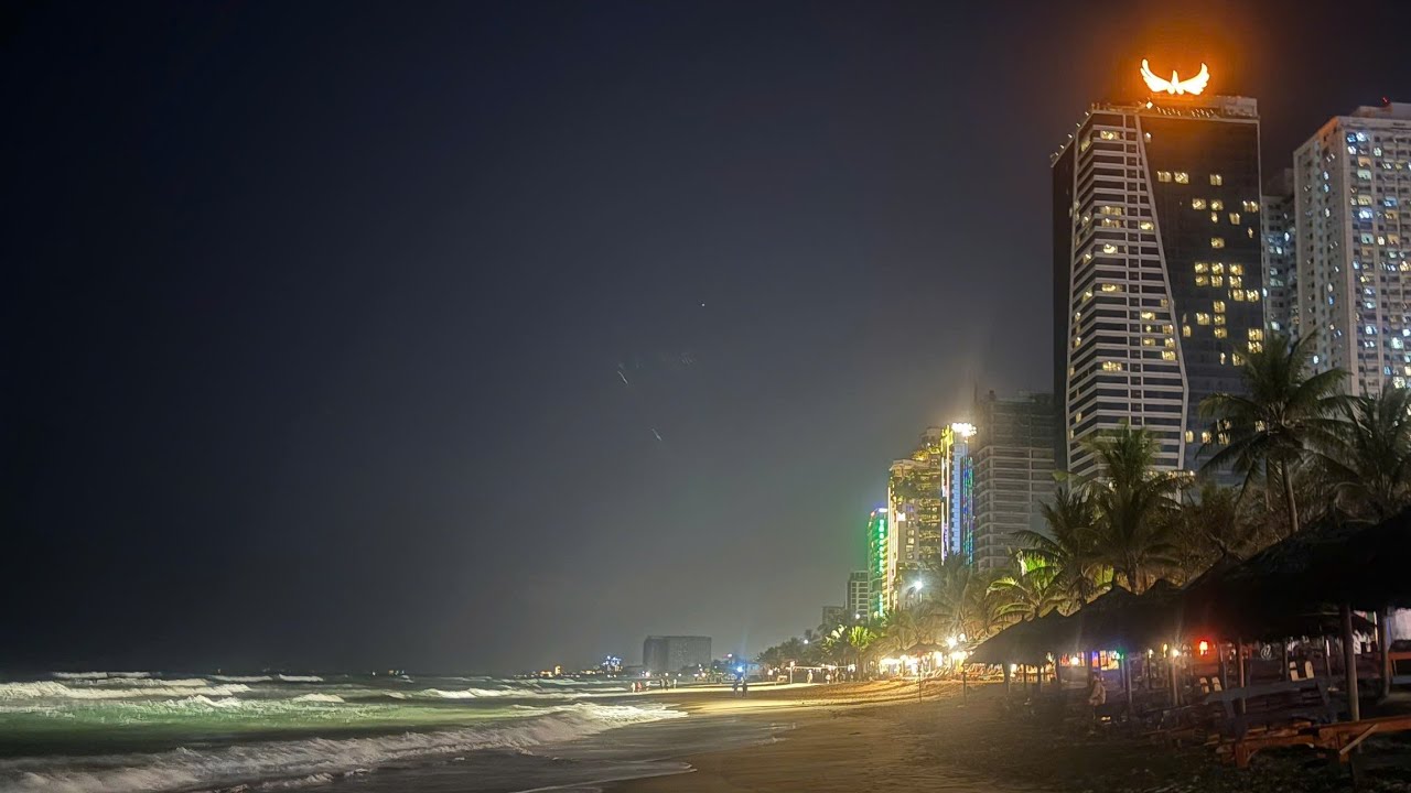 EUDAi MONiA - #spiaggia #vietnam #danang #musica #explora #viaggi