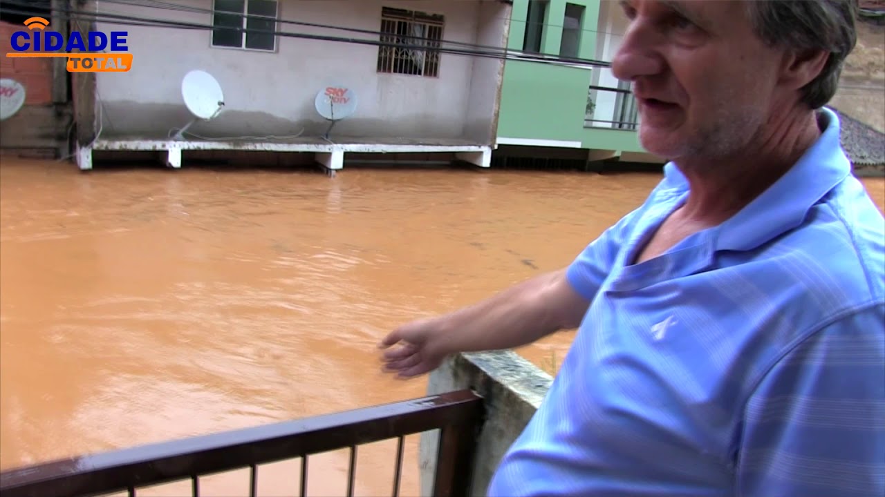 Tromba d'água causa enchente, e  afeta moradores de Manhuaçu.