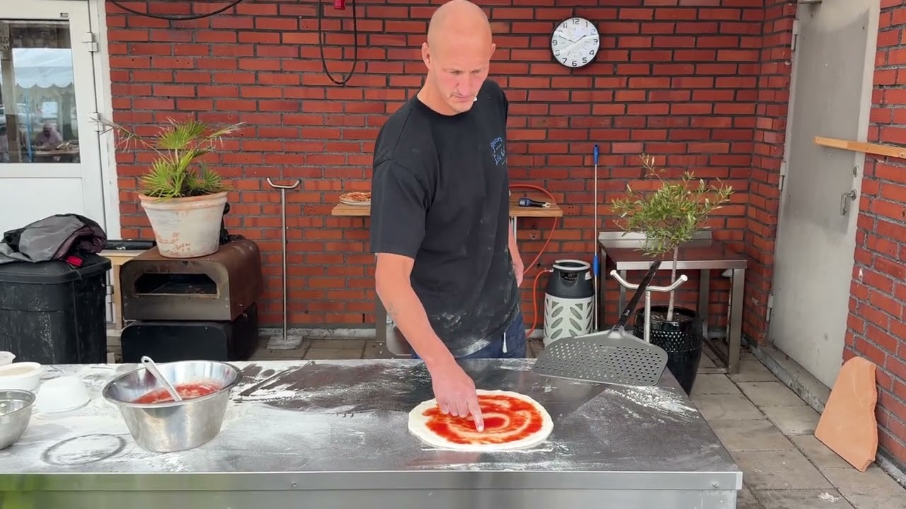 Skjutsa av pizzan i ugnen