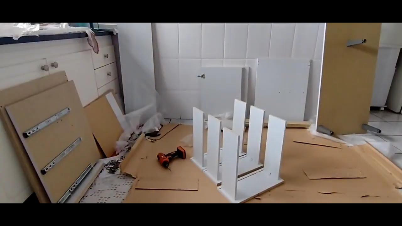 montagem de balcão de cozinha Andréia com tampo 150 cm branco-ajl móveis.