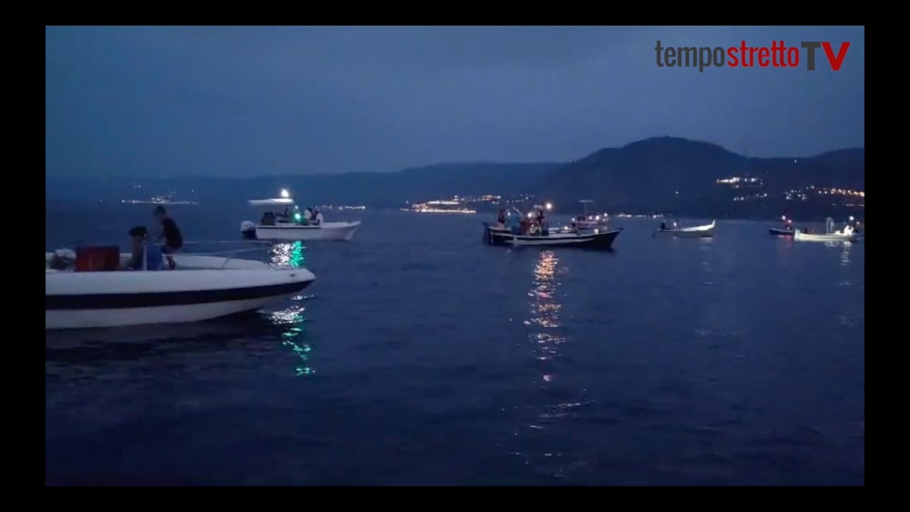 Il mare di Torre Fare s'illumina di notte: corteo di 40 barche in omaggio a Maria