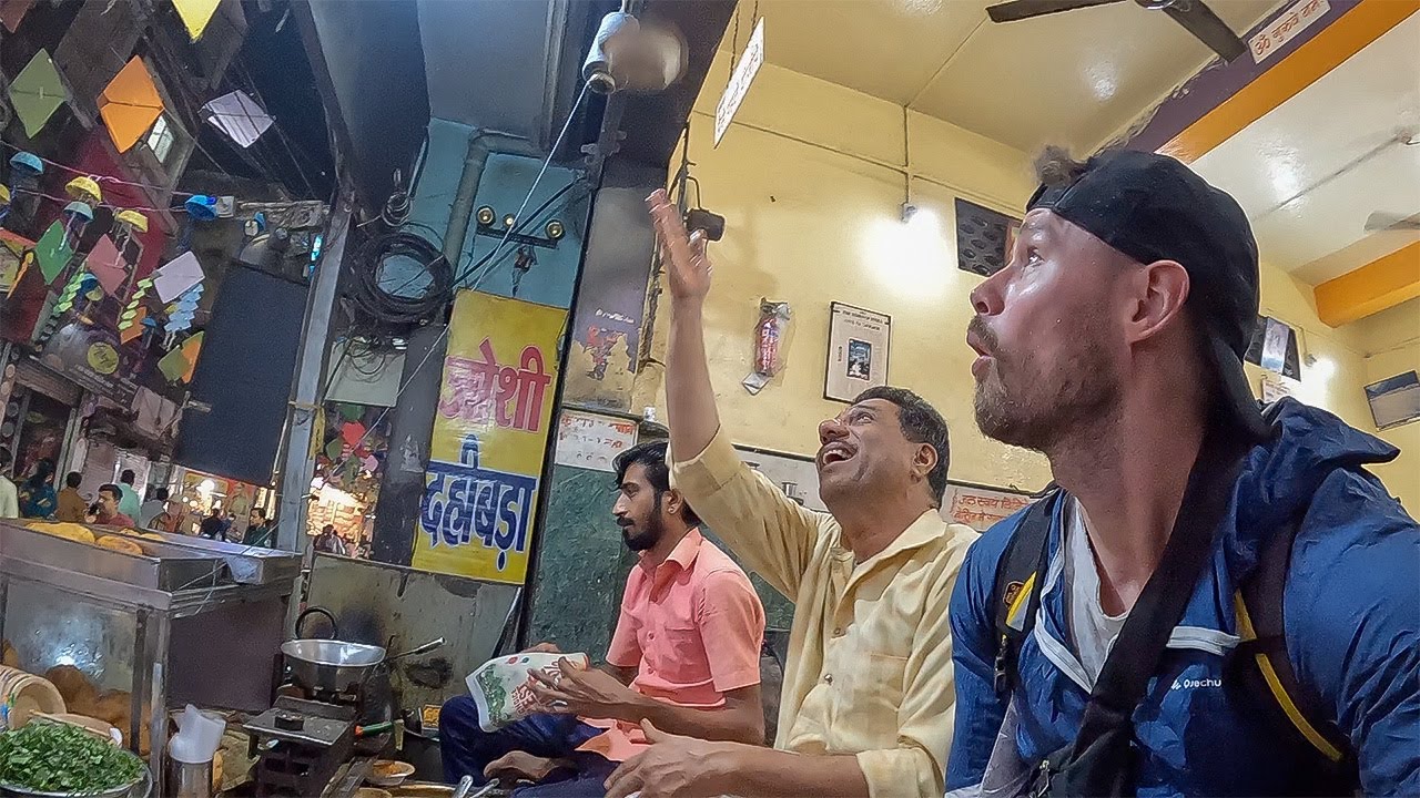 INDORE 1 finger 5 masala flying Dahi Bada !!! (Uncle gave me a kiss) 🇮🇳
