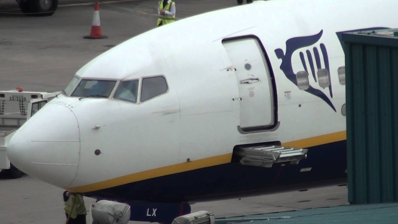 Ryanair Boeing 737-800 landing and taxi+door open @Cork Airport