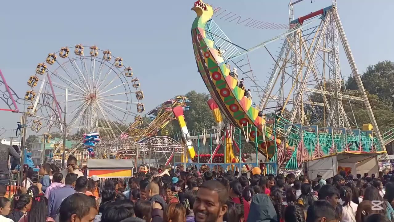 चितवनको नारायणी नदि किनार मैदानमा जारी चितवन महोत्सव परिसरमा रहेका पिङ्गहरुमा दर्शकहरुको भिड ।