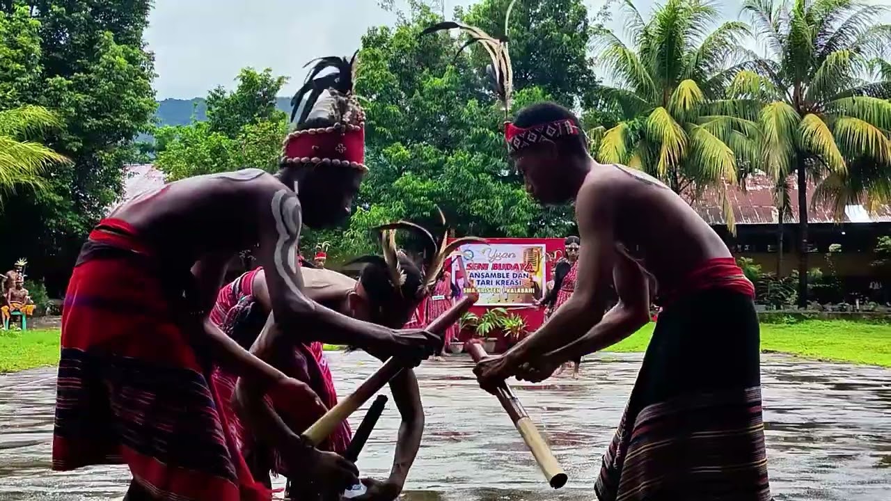 TARI KREASI SISWA SMAS KRISTEN 1 KALABAHI KELAS XII F2 Kelompok A