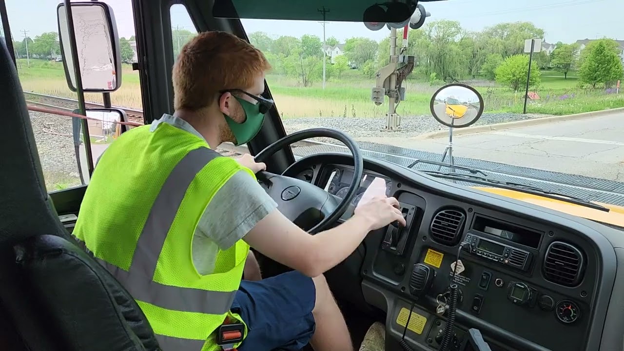 Как остановить школьный автобус на железнодорожном переезде