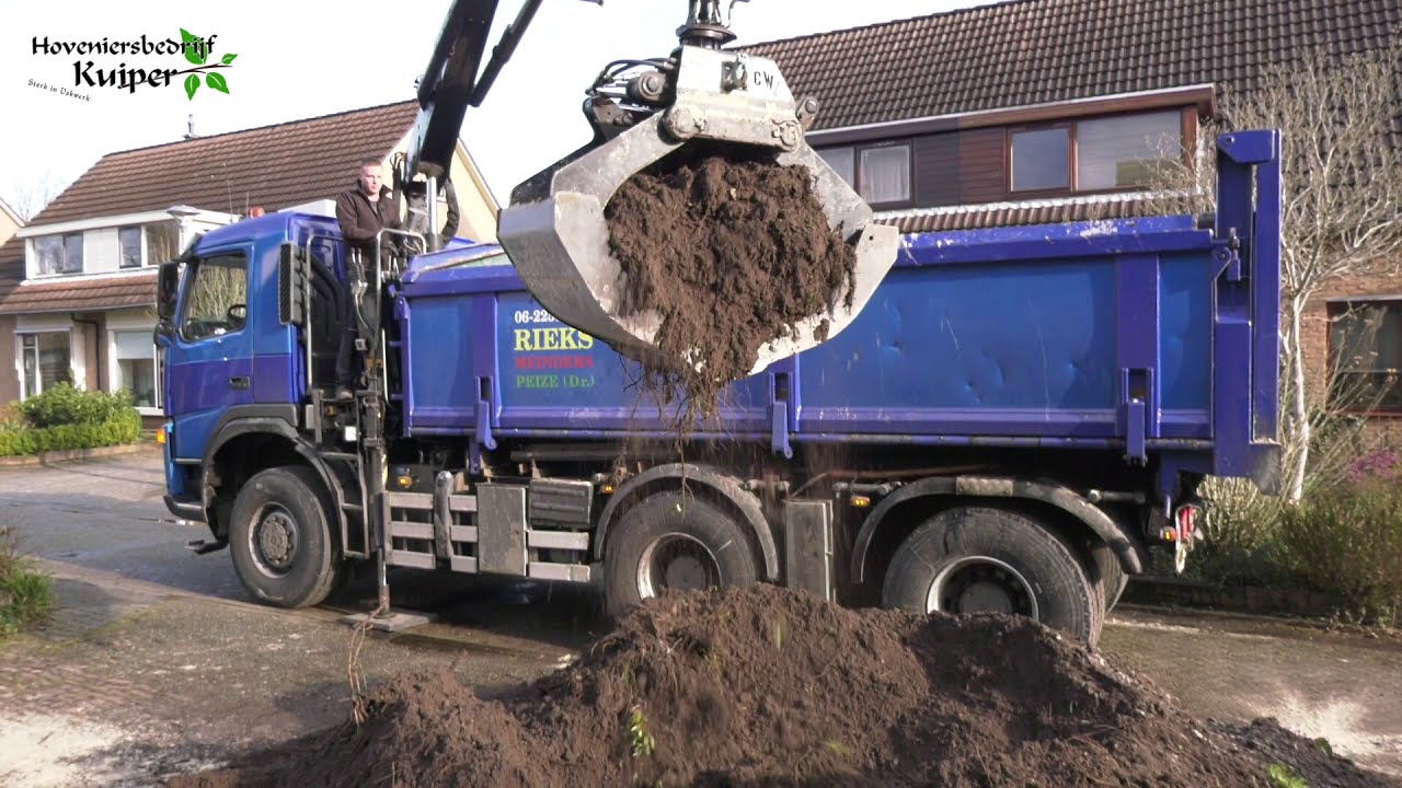 Tuinproject renovatie voor- en achtertuin met overkapping en verschillende afscheidingen.