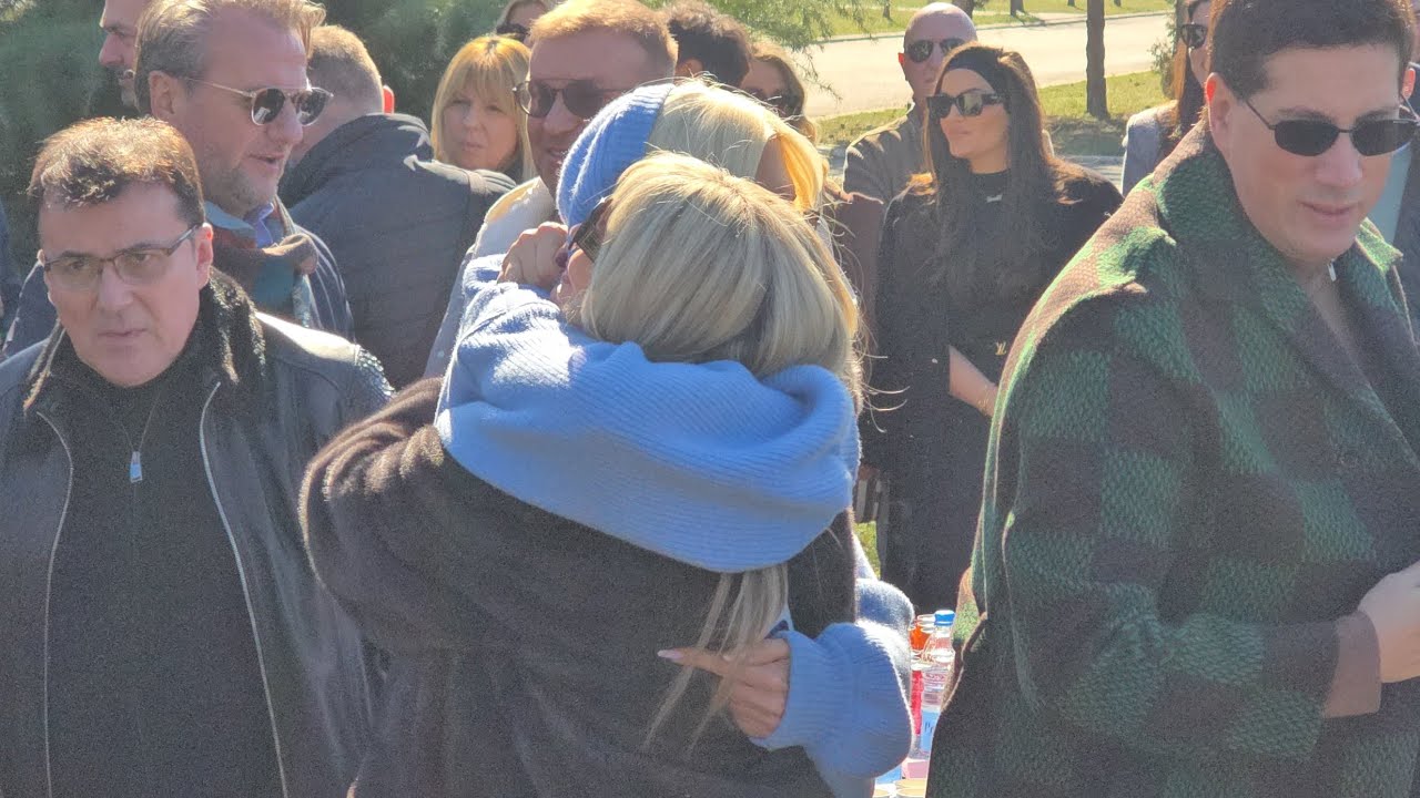 Jelena Karleusa stigla na groblje! PALA U ZAGRLJAJ SUZANI, PA POSETILA DIVNIN GROB
