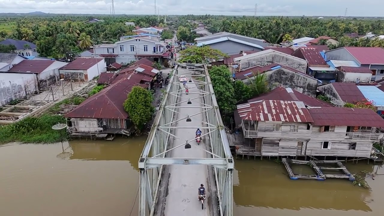 Jembatan semparuk sebangkau, kec semparuk kab sambas, hati2 selisih mobil di jembatan ini