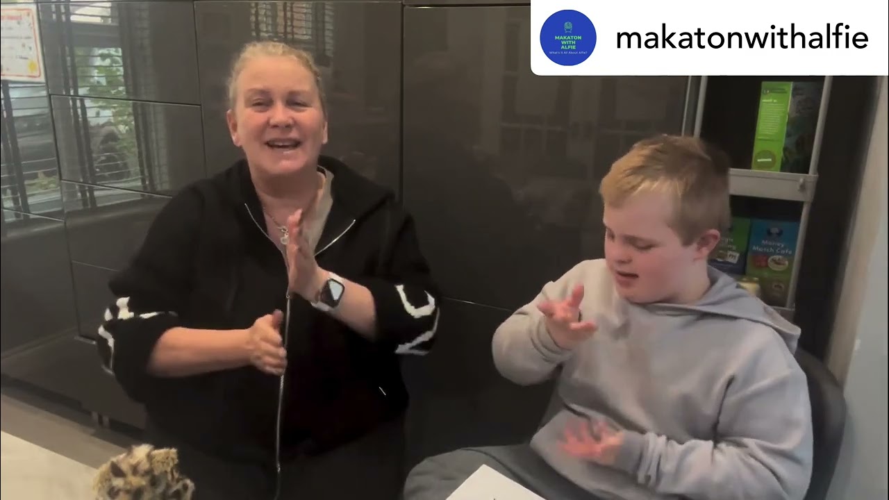 Makaton for ‘OWL’ 🦉