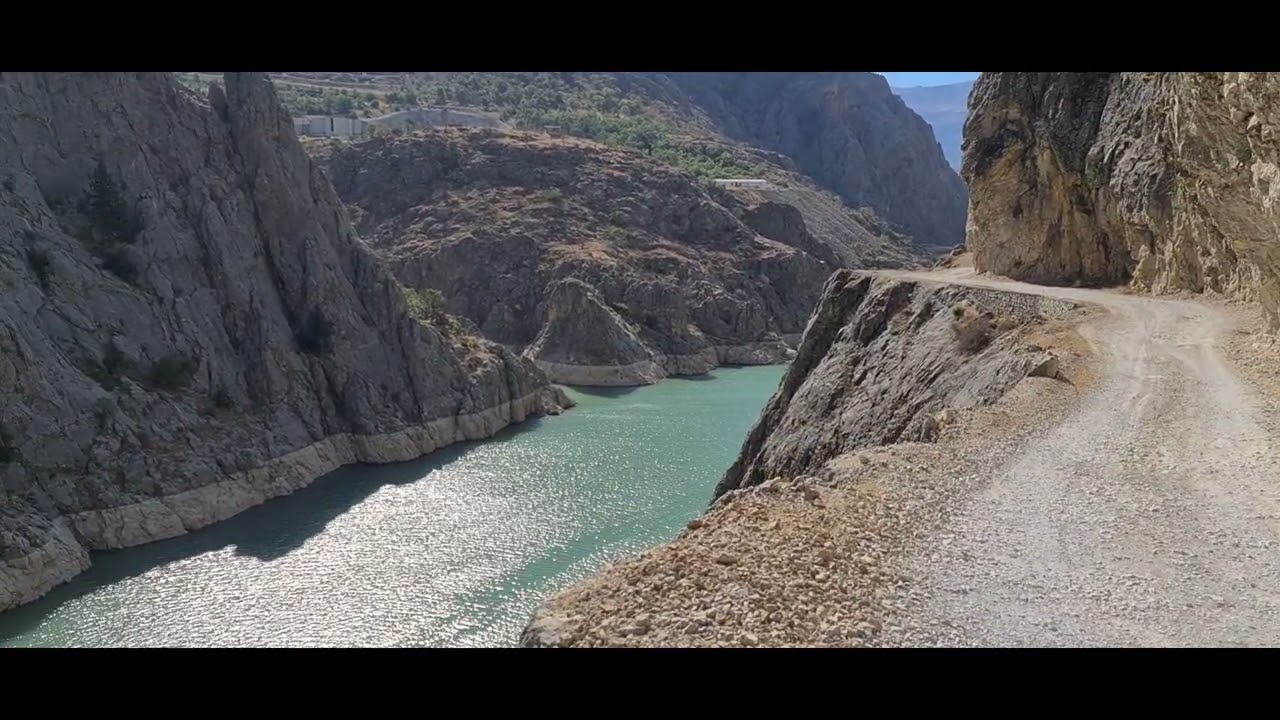 KEMALIYE CANYON TURQUIA CARRETERA PELIGROSA DE PIEDRA SOBRE EL RIO EUFRATES