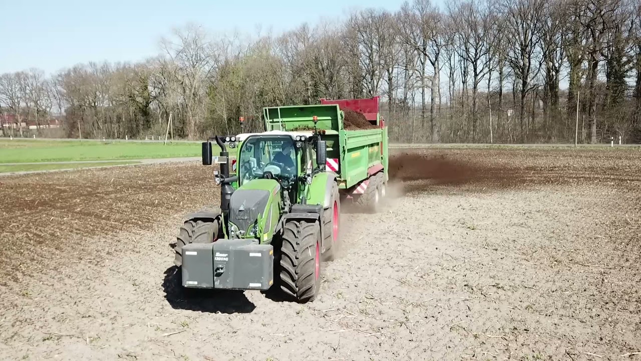 Lohnunternehmen Gerdhenrich am Gärreste Streuen Mit einem Fendt 724 und Strautmann Miststreuer