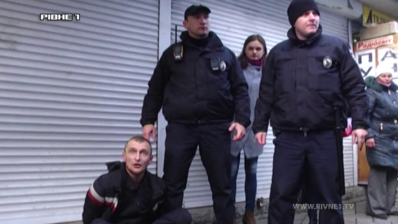 У Рівному чоловік намагався за допомогою пневматичного пістолету вкрасти банани