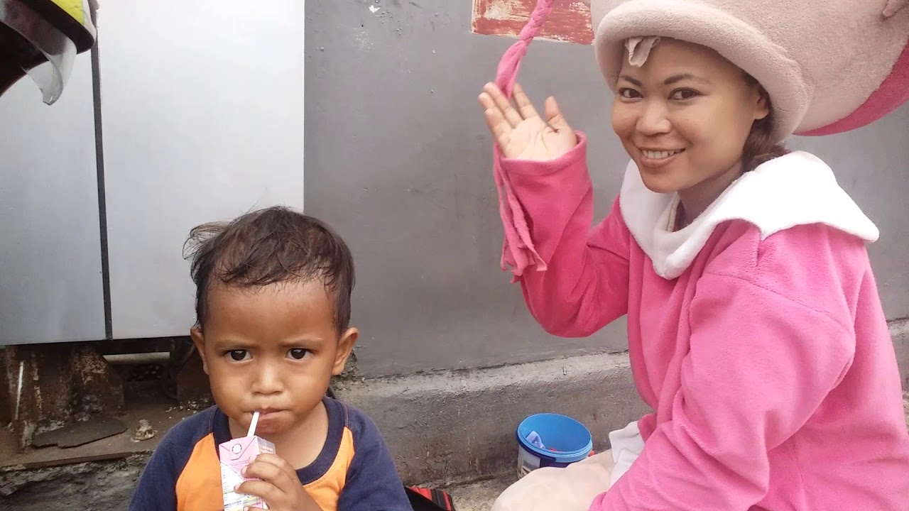 ALLAH HU AKBAR!!Ternyata yang Jadi Badut Jalan seorang wanita!!WANITA PEJUANG UNTUK ANAK ANAKNYA/