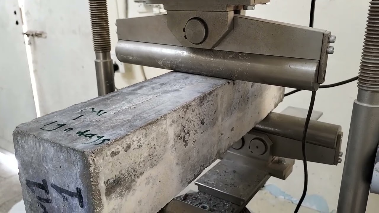 Flexural strength test of concrete