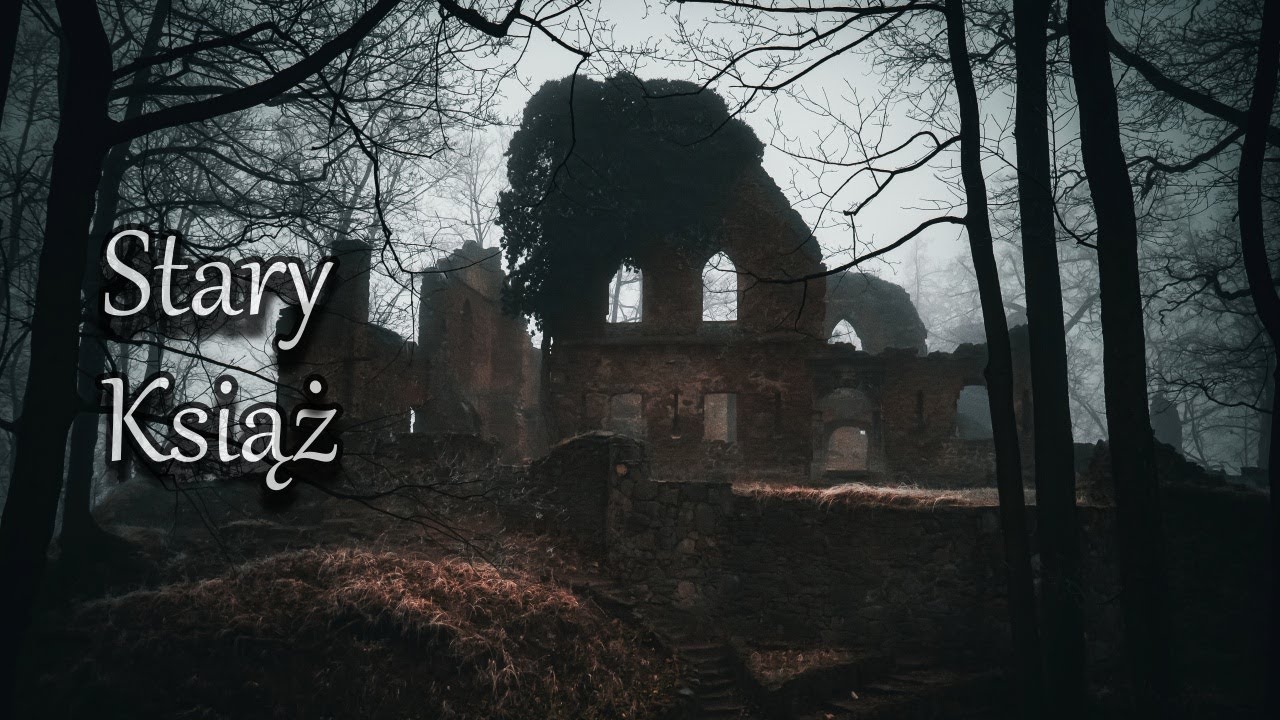 Tajemnicze ruiny Starego Książa w klimatycznej mgle