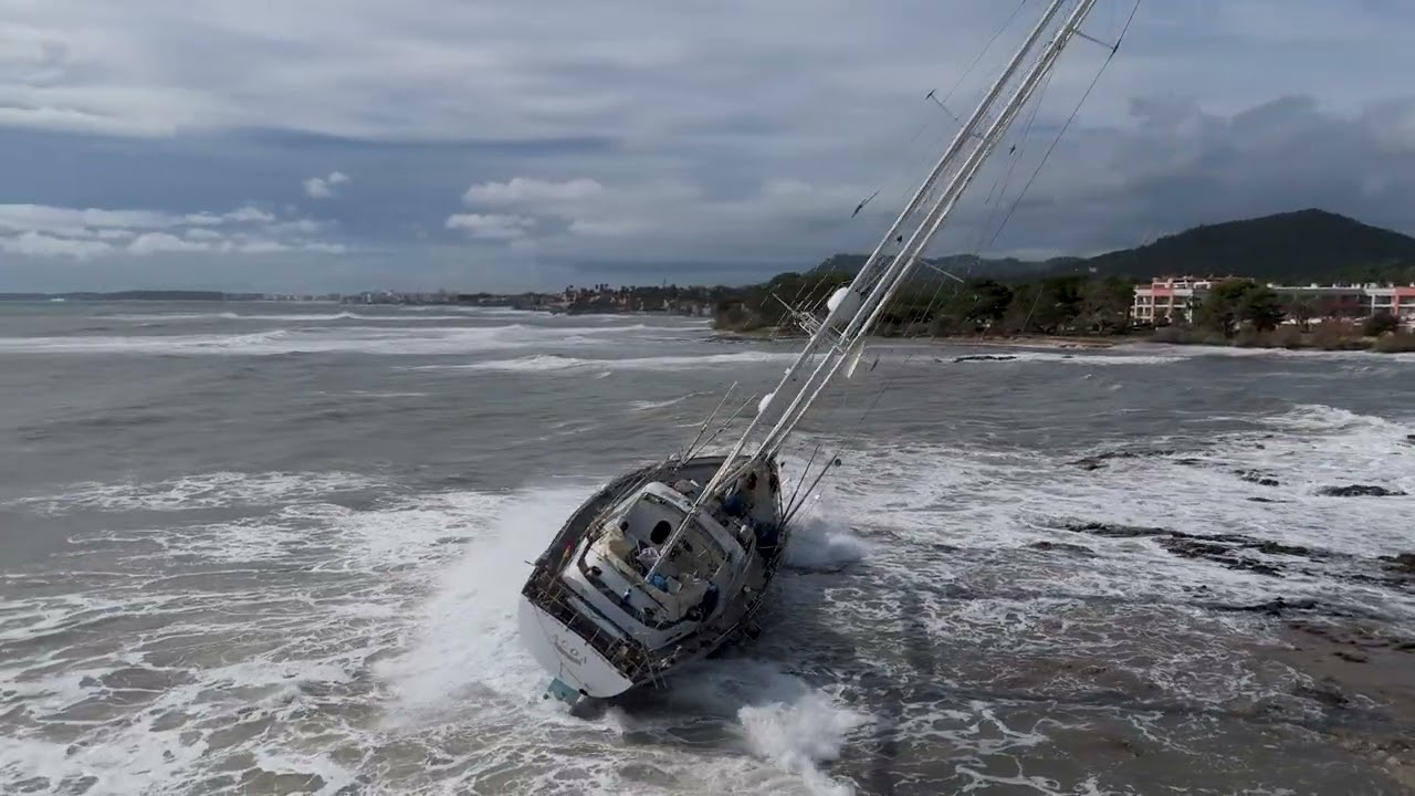 “El misterio del velero encallado en Costa de los Pinos (Mallorca)”  (“yacht stranded Mallorca”)