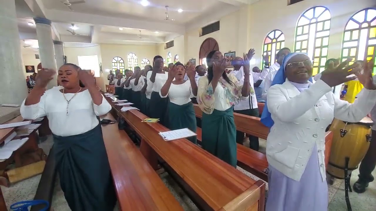 SHANGWE YA KUMSHUKURU MUNGU. Kwaya ya watakatifu wote Sinoni Arusha