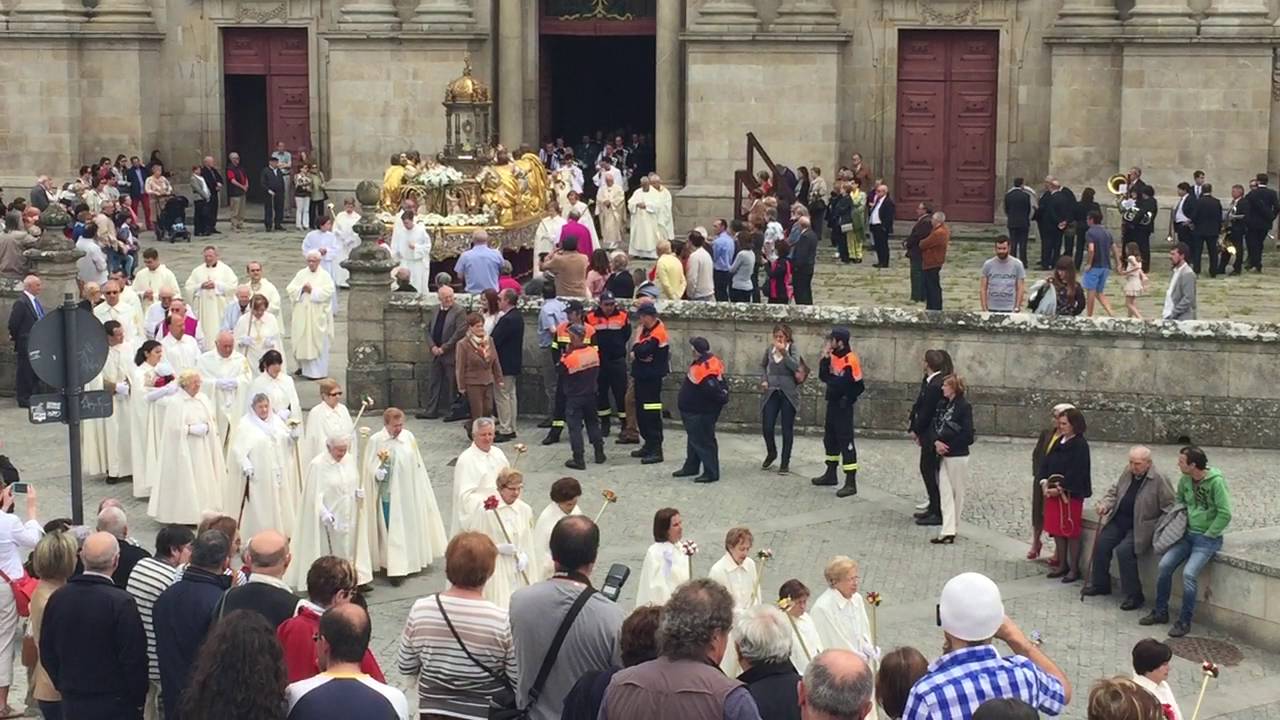 La procesi&oacute;n del Sant&iacute;simo Sacramento parte de la catedral de Lugo