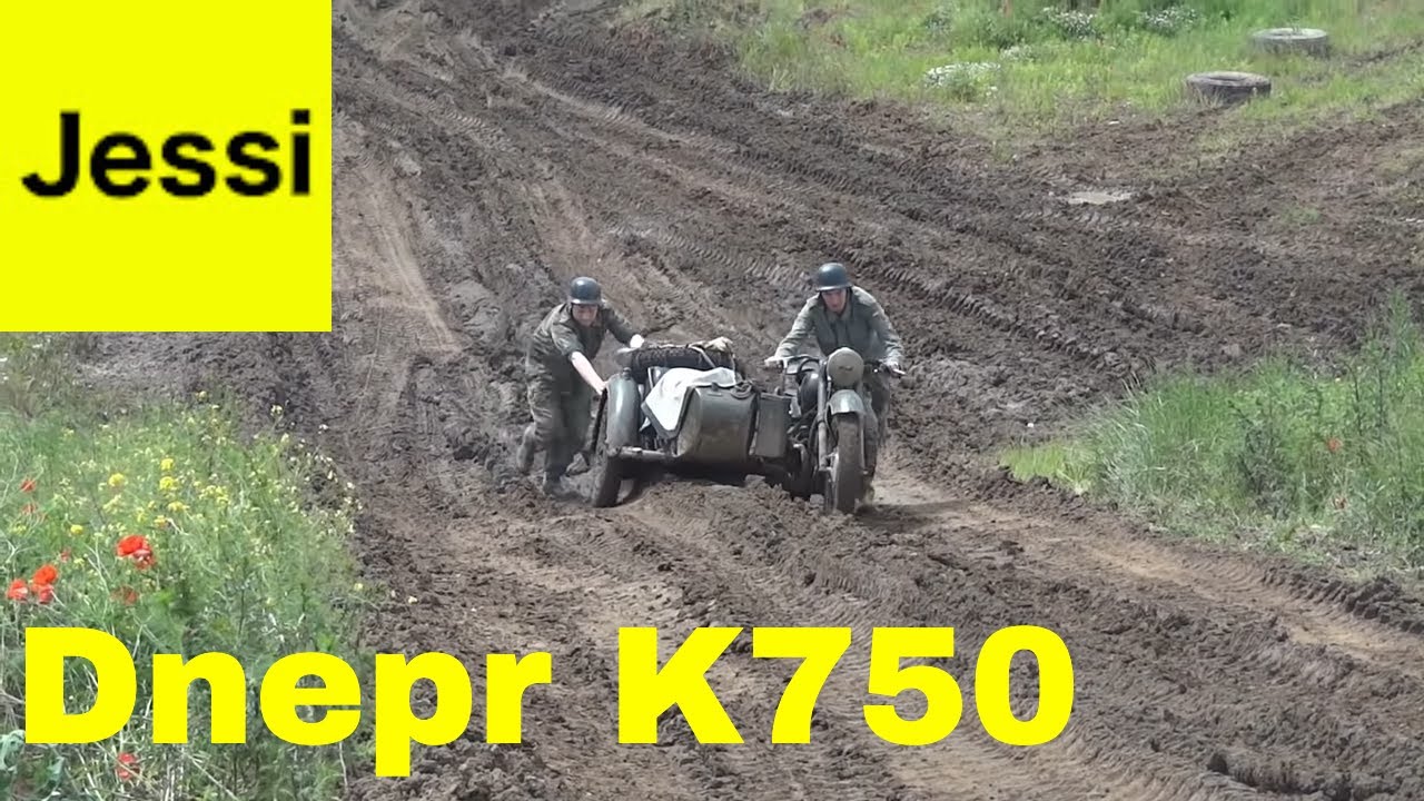 Днепр К750 едет по бездорожью по грязи - пассажир в коляске должен выйти и толкнуть