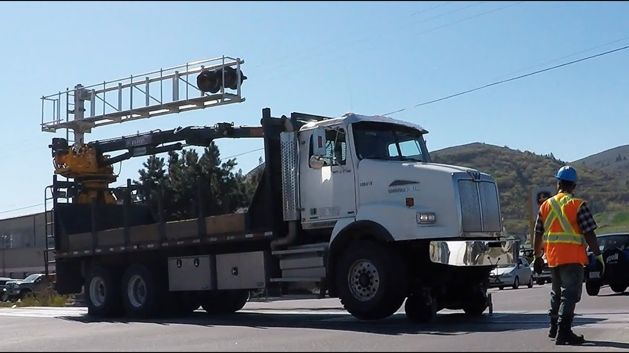 WESTERN STAR 4900 HI-RAIL BOOM TRUCK / MAINTENANCE ON CN TRACK / Hi-Rail Transitions Onto Rails