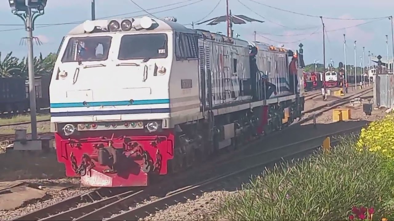 KA LANGSIRAN DOUBLE TRAKSI LOKOMOTIF CC204 DI STASIUN LAHAT #DIVRE3-+16:01