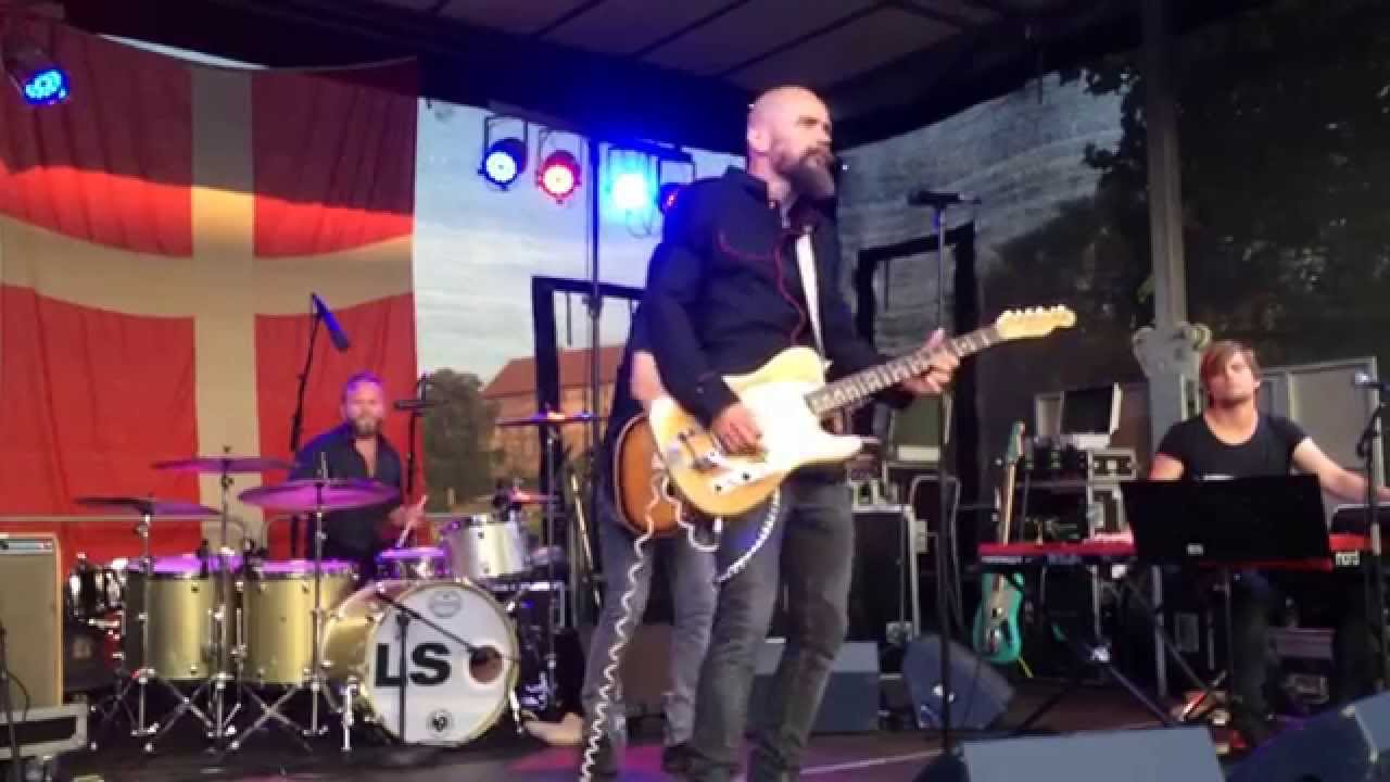 Mika Vandborgs smukke og lange outro på En Nat Bliver Det Sommer. 31.7.2014 Love Shop - Kolding.