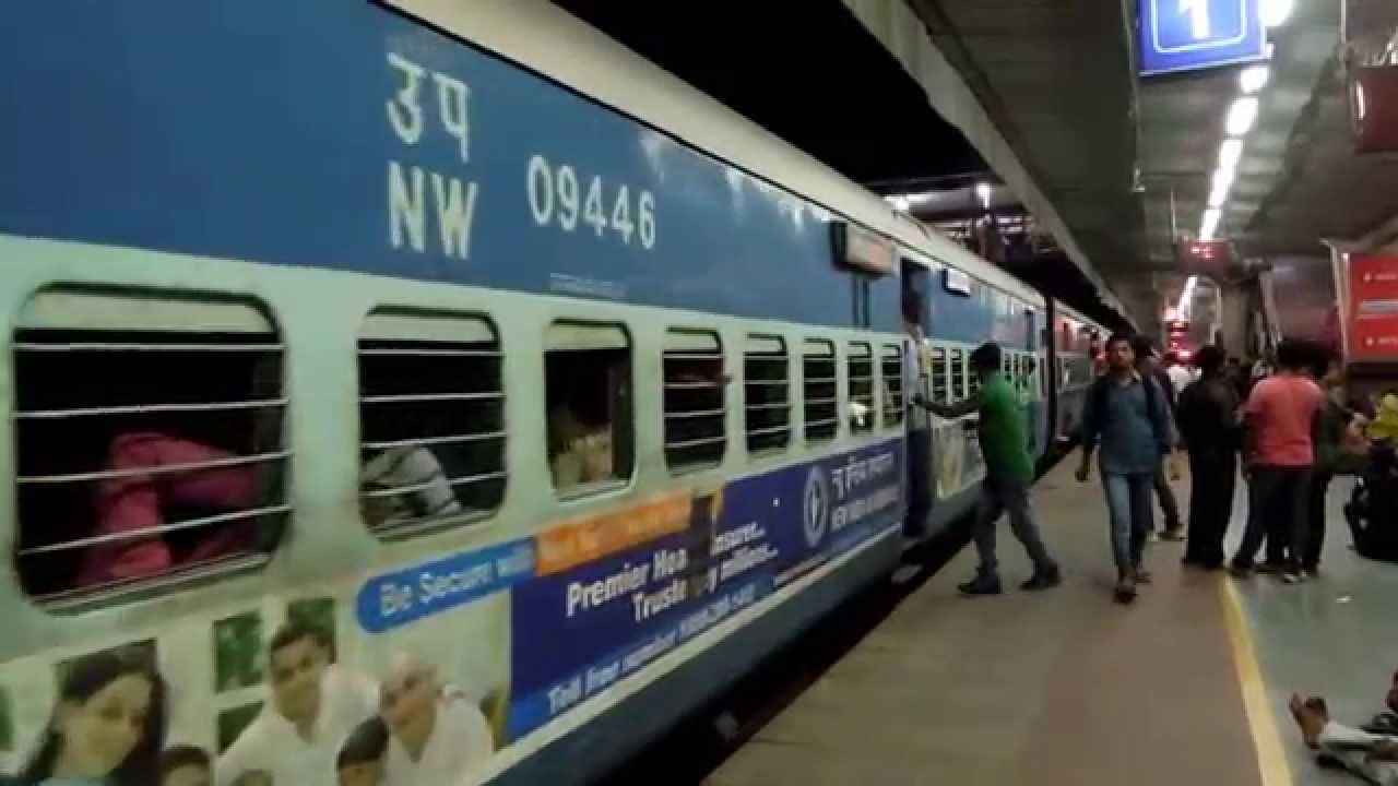 Bandra Express has arrived at Jaipur Station