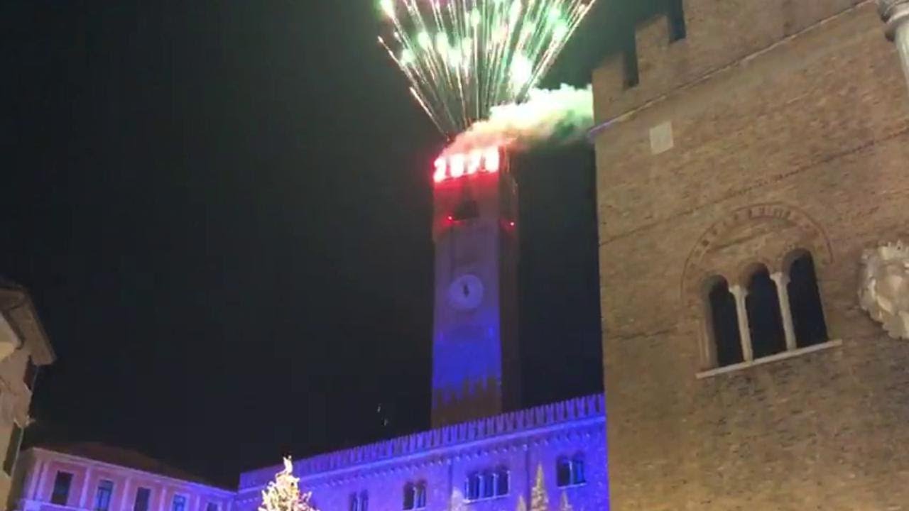 Capodanno a Treviso, ecco i fuochi dalla Torre civica: migliaia in piazza