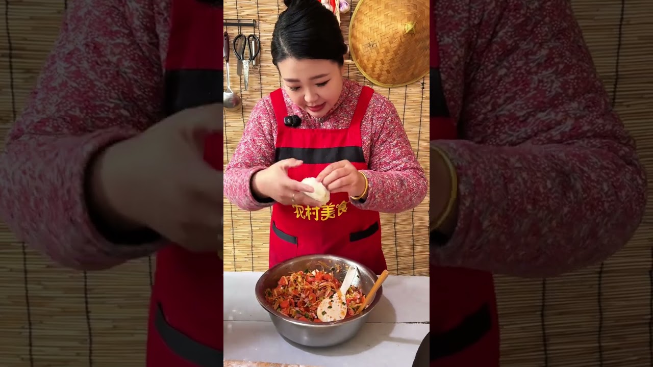 刚出锅的香辣土豆火腿馅大包子一口气能吃仨，这小馅直接原地封神 香辣好吃又过瘾，一定要试试，真的很惊艳！#我的乡村生活 #农村美食 #香辣土豆火腿包子 #抖音美食推荐官 #新农人计划