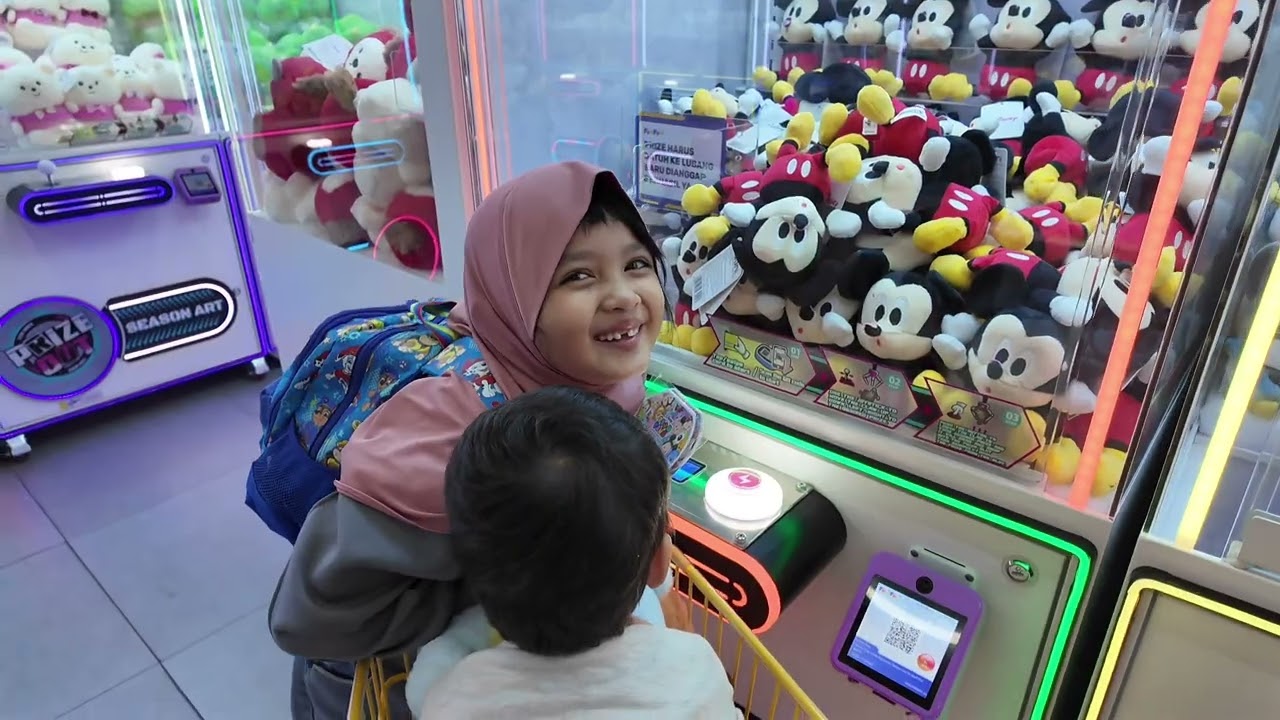 Hunting boneka disney lucu minnie mouse di mesin capit sampai top up saldo berkali kali