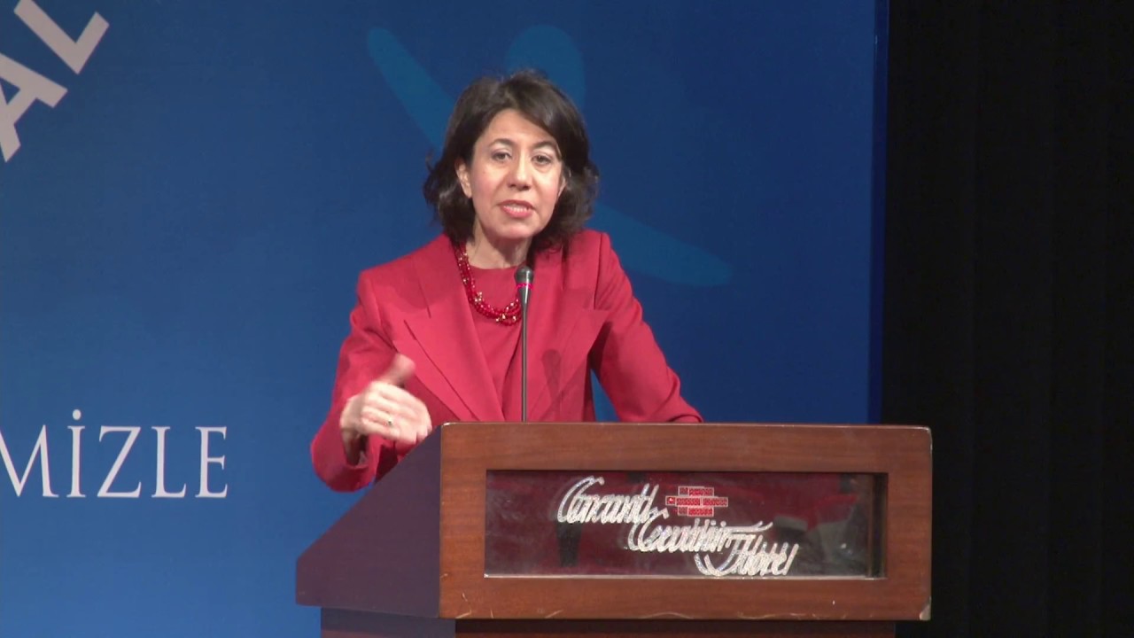 PROF. AYŞE ESRA ASLAN'IN BİLDİRİ SUNUMU