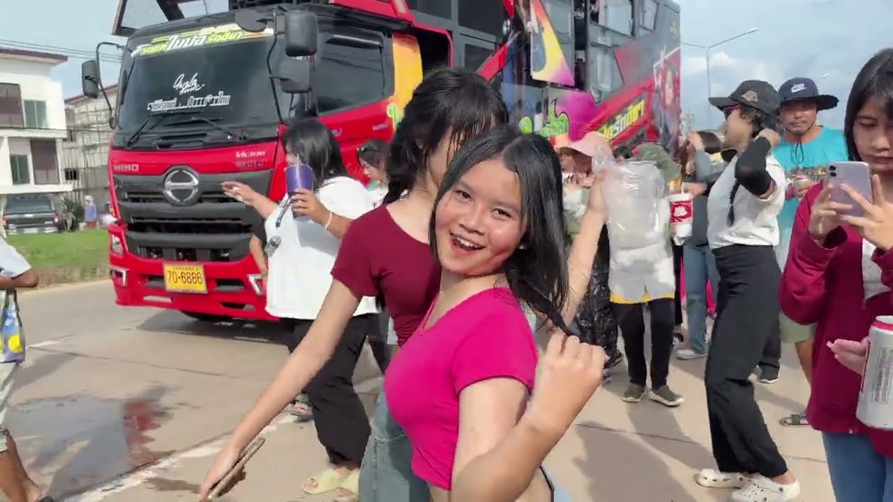 รถแห่ใบปอ รัตติยา [เมร่อน ของแทร่ ลืมฮูดซิป ช่องจองกาบเชิง สุรินทร์