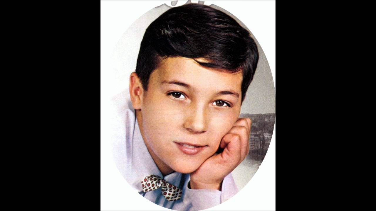 Robertino (boy soprano) sings Lullaby (Brahms).wmv