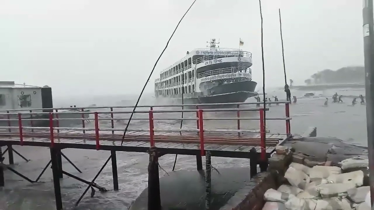 প্রচন্ড ঝড়  হাকিমুদ্দিন লঞ্চ ঘাট ভোলা, hakimuddin launch Ghat Bula